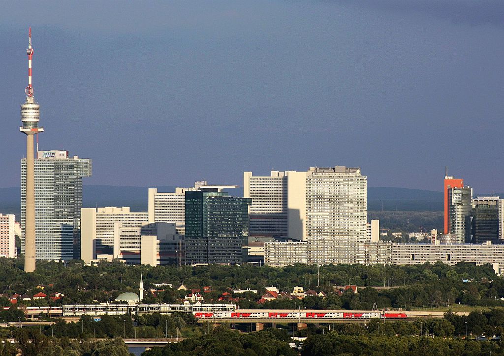 Ein Dosto Zug mit einer 1116 fhrt am Abend des 14. Juni 2010 
Wien Floridsdorf entgegen.
