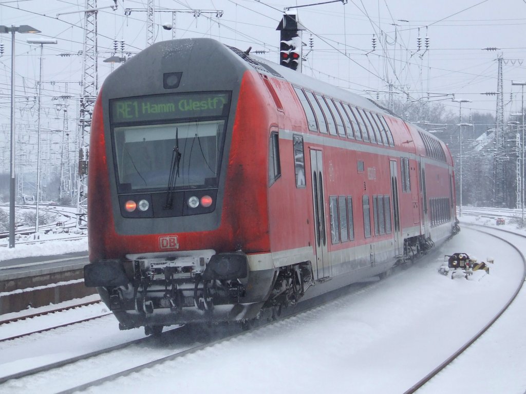 Ein Dostosteuerwagen verlsst am 03.01.2010 am Zugschluss eines RE 1 den Essener Hbf in Richtung Bochum.