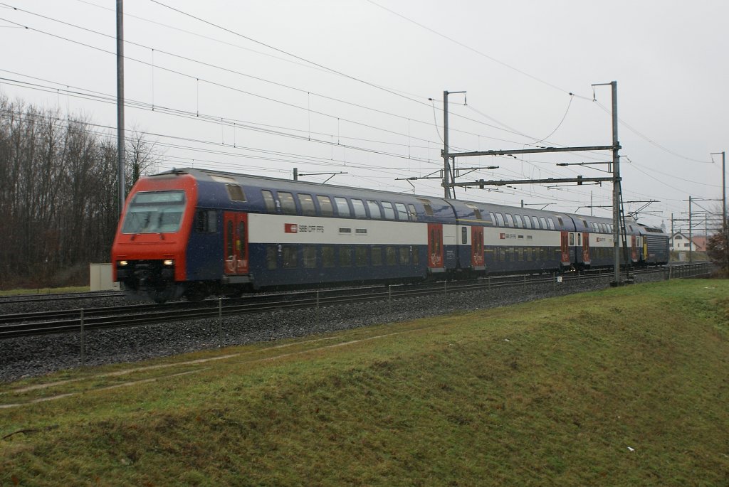 Ein DPZ hat am 12.12.09 als RE 3718 Zrich HB - Aarau soeben Rupperswil hinter sich gelassen.