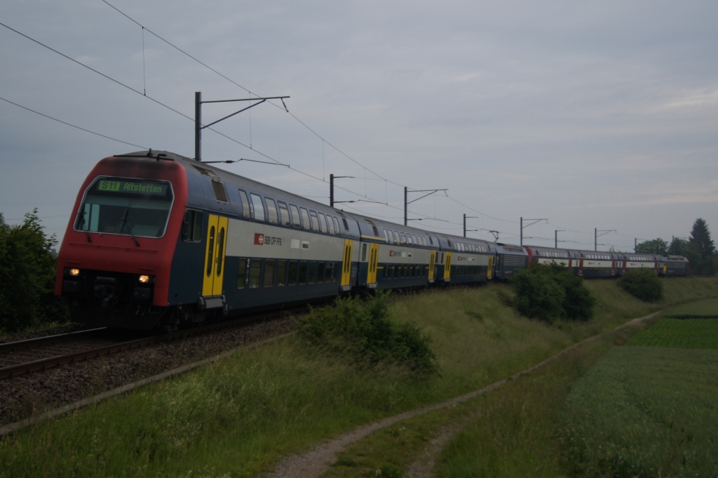 Ein DPZ verlsst am 7.6.12 als S 11 nach Zrich Altstetten Andelfingen.