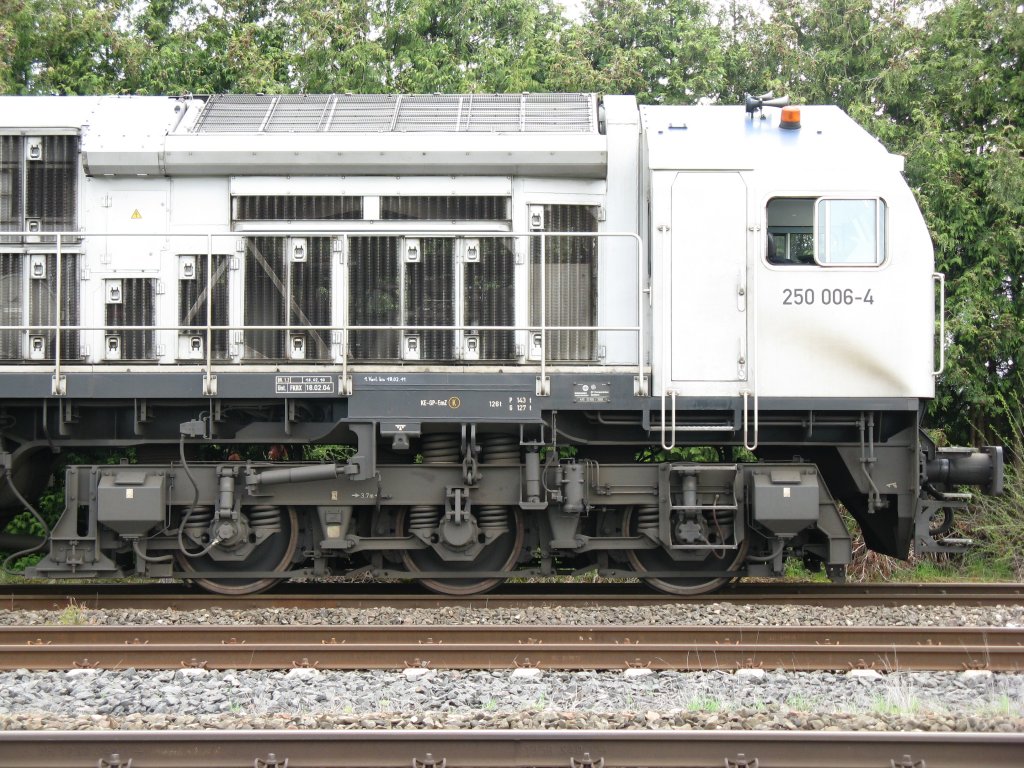 Ein Drehgestell des  Blue Tiger  250 006-4 am 03.05.10 im Bf Herbertingen. Hier wird die Hlfte der geballten Kraft auf die Schienen gebracht.