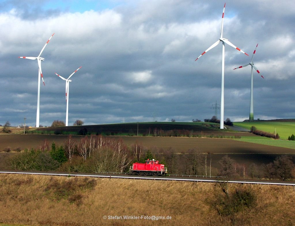 Ein Dreiachser und vier Dreiflgler sind hier auf dem Bild versammelt. Die 363651 tuckert solo auf Streckenfahrt von Hof Richtung Marktredwitz. Aufnahme am 26.11.2009 hinter Fattigau.