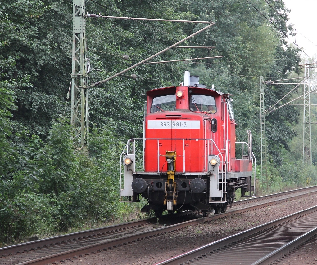 Ein Dreibein in Form der 363 691-7 auf dem Weg Richtung Seelze.
Aufgenommen am 24.08.2011 in Dedensen Gmmer.
