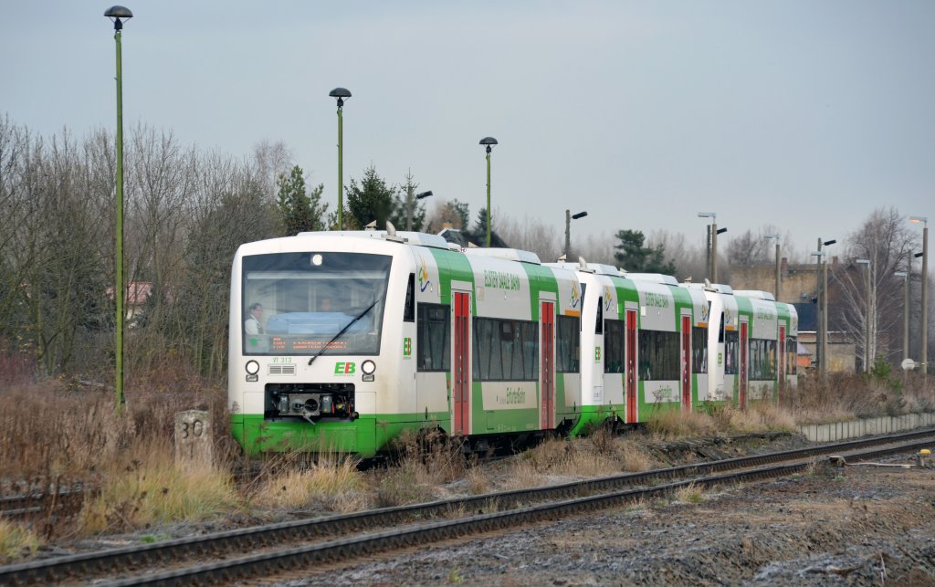 Ein dreiteilige RS1-Einheit der Erfurter Bahn fuhr am 01.12.12 durch Pegau nach Saalfeld(Saale). 