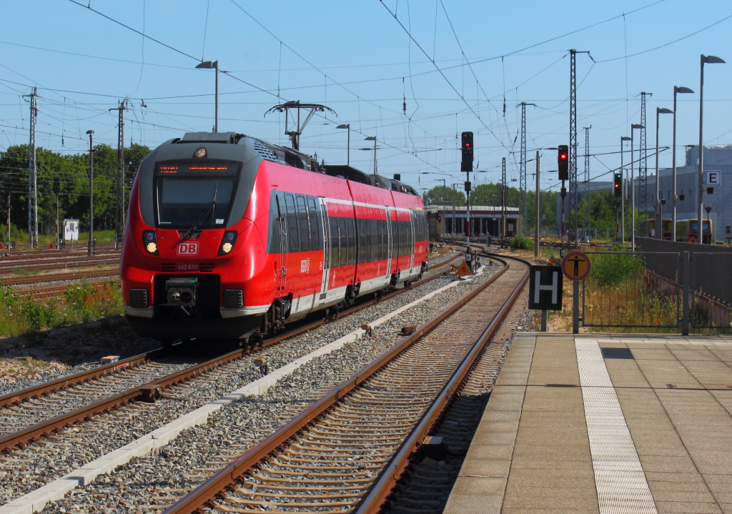 Ein dreiteiliger Hamster 442 630 als RB 28730 aus Hennigsdorf bei der Einfahrt in den Bahnhof Oranienburg am 22.07.2013