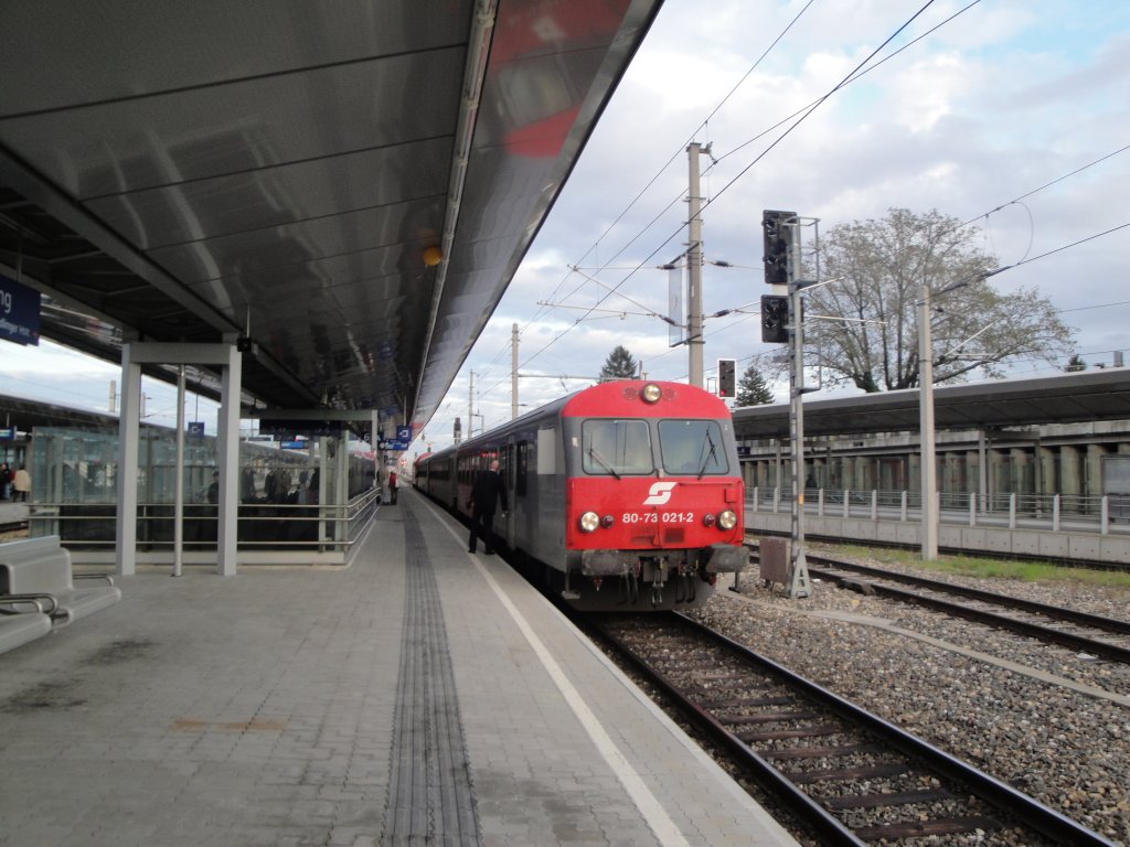 Ein dreiteiliger Wendzug mit einer 2016 steht auf Bahnsteig 6 im Bahnhof Meidling auf dem Weg nach Oberwart