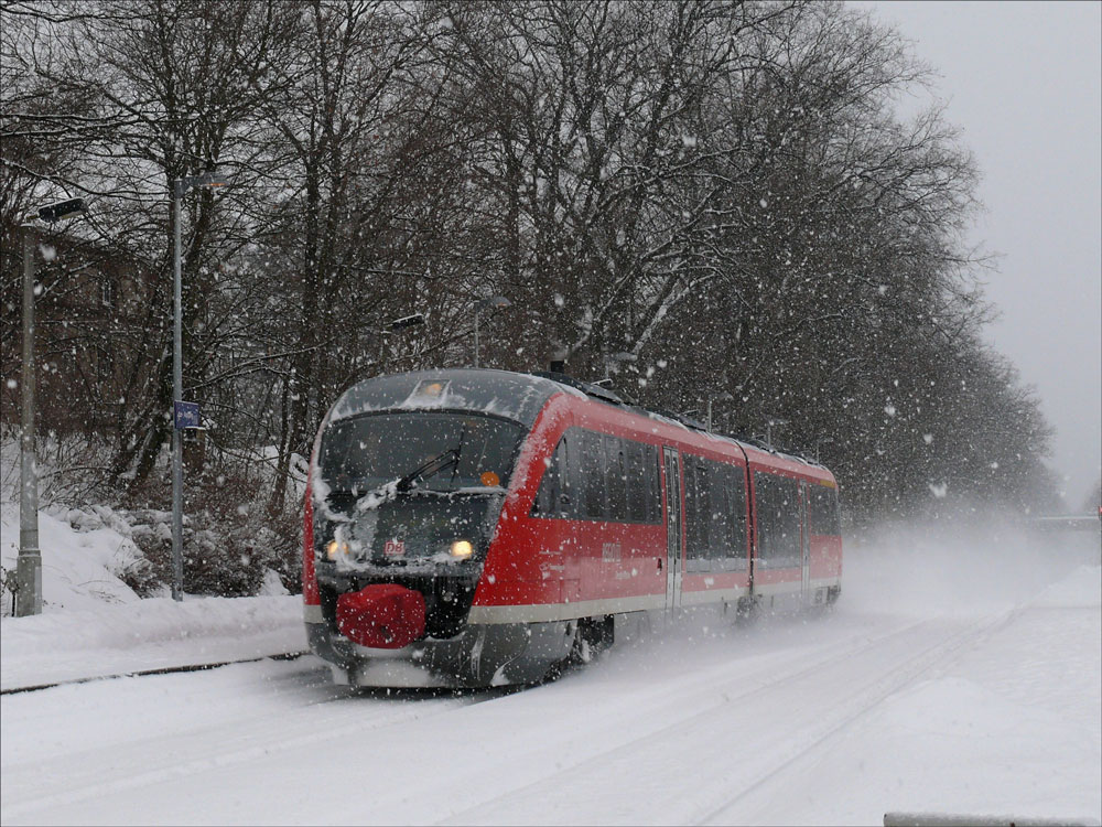 Ein von Dresden kommender Desiro durchfhrt bei Schneetreiben den Hp Langebrck; 15.12.2010
