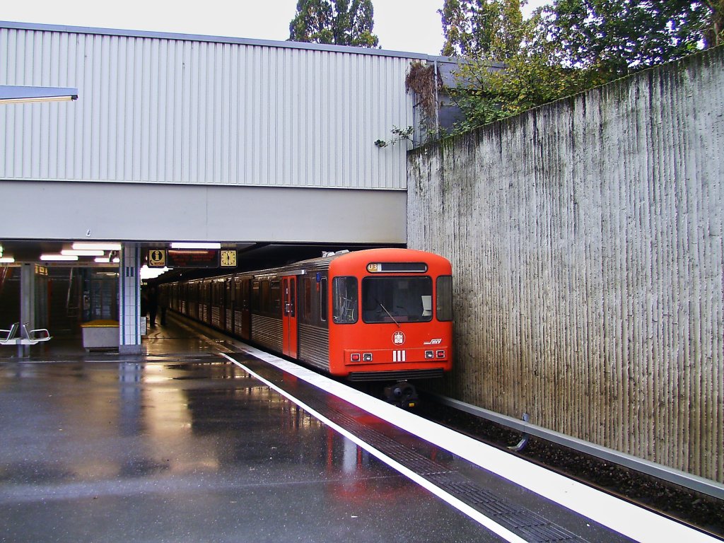 Ein DT III LZB am 11.10.2009 im Bahnhof Schlump oben.
