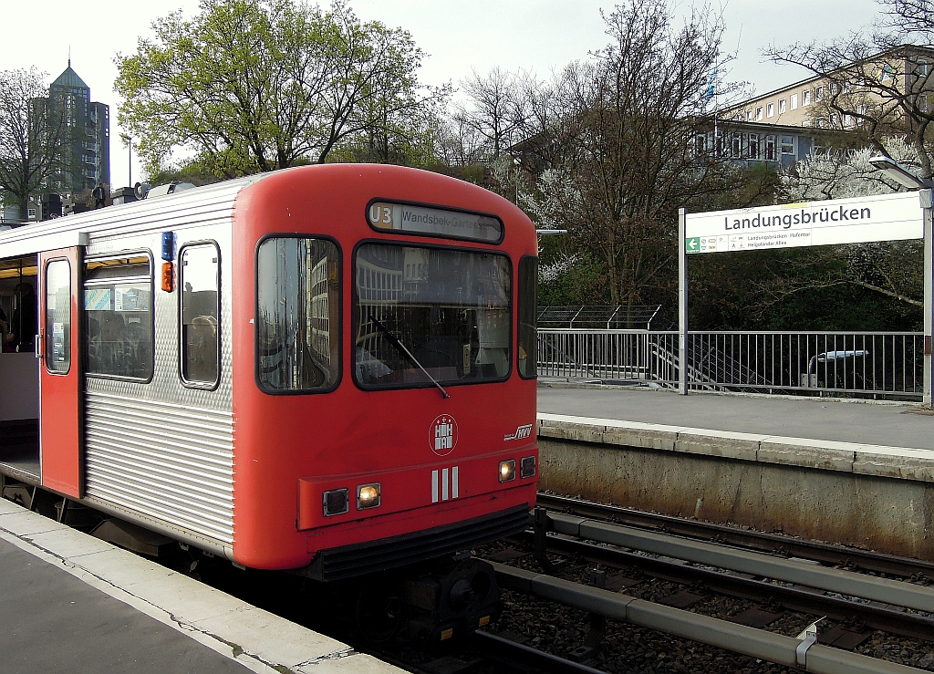 Ein DT3 mit modifizierter Front in der Hamburger U-Bahnstation  Landungsbrcken . 25.4.2013