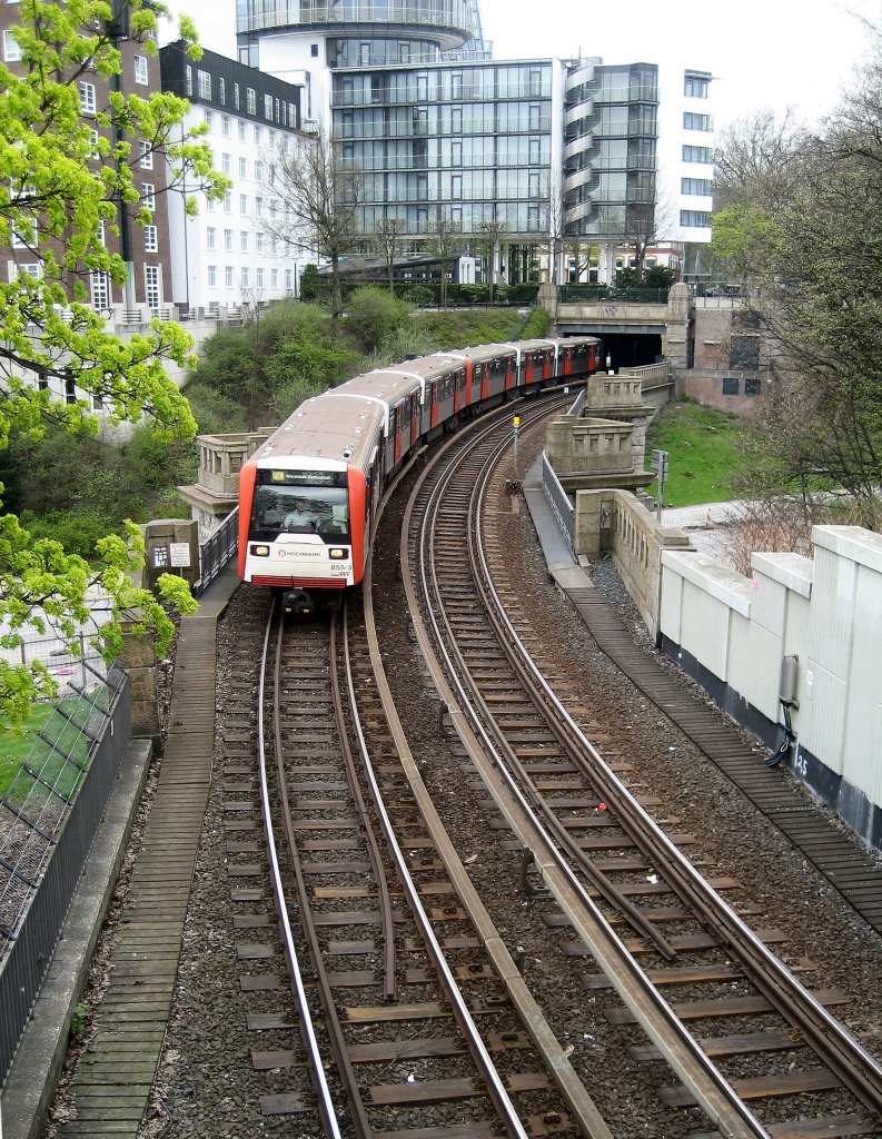 Ein DT3 Zug auf der Linie U3,
der Hamburger Hochbahn, kurz
vor der Station   Landungsbrcken  .
Gesehen am 29.04.2013.
Leider kein ideales Fotowetter.