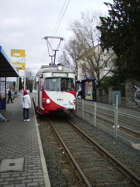 Ein Dwag GT 8 der OEG in Weinheim Hbf am 05.02.11