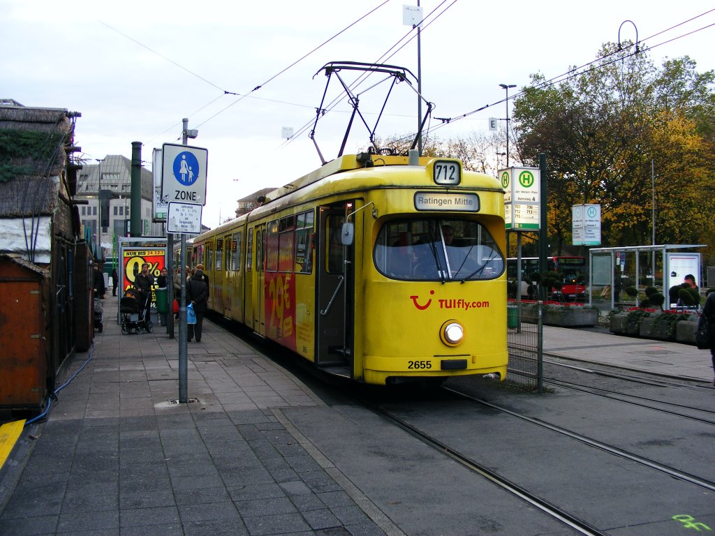 Ein DUEWAG-GT8 der Rheinbahn auf dem Jan-Wellem-Platz in D�sseldorf am 13. November 2009.
