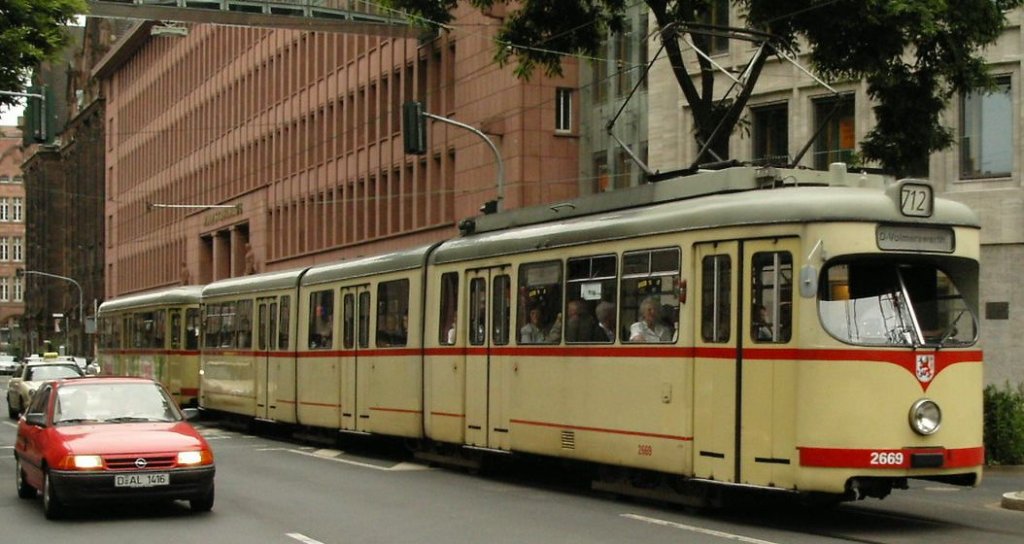 Ein DUEWAG-GT8 der Rheinbahn auf der Kasernenstrae in Dsseldorf, 26. Juni 2004.