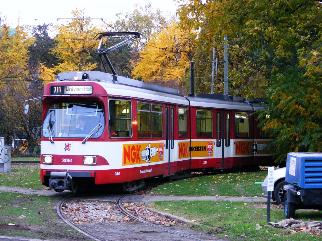 Ein DUEWAG-GT8S der Rheinbahn an der Ausfahrt der Wendeschleife auf dem Jan-Wellem-Platz in Dsseldorf am 13. November 2009. 
