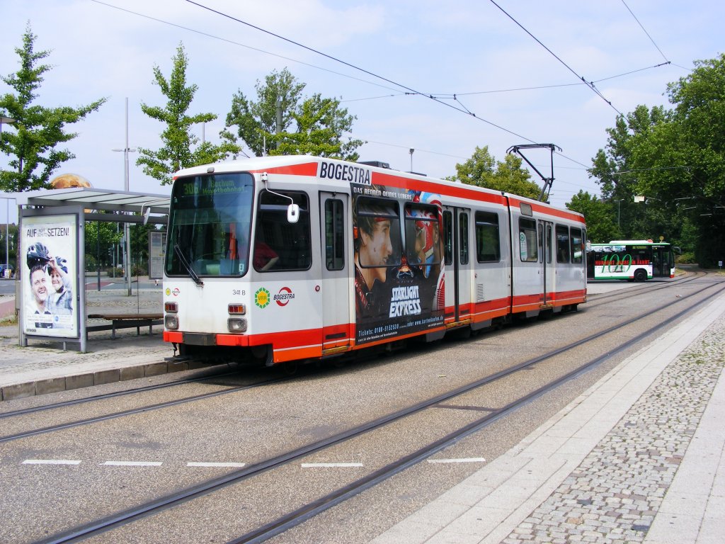 Ein DUEWAG-M6C der BOGESTRA steht am 29. Juni 2010 als Wagen der Linie 306 zum Bochumer Hauptbahnhof vor dem Wanne-Eickeler Hauptbahnhof.