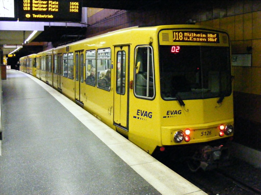 Ein DUEWAG-Stadtbahnwagen B der ersten Generation der EVAG im U-Bahnhof Mlheim (Ruhr) Hbf als Zug der Linie U 18 von Essen - 6. November 2009.