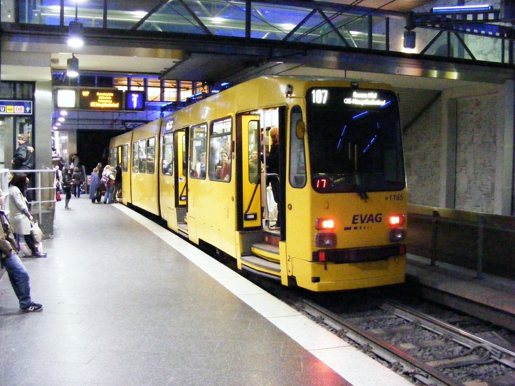 Ein DUEWAG-Stadtbahnwagen M8C der EVAG im U-Bahnhof Essen Hbf als Zug der Linie 107 nach Gelsenkirchen Hbf am 6. November 2009.