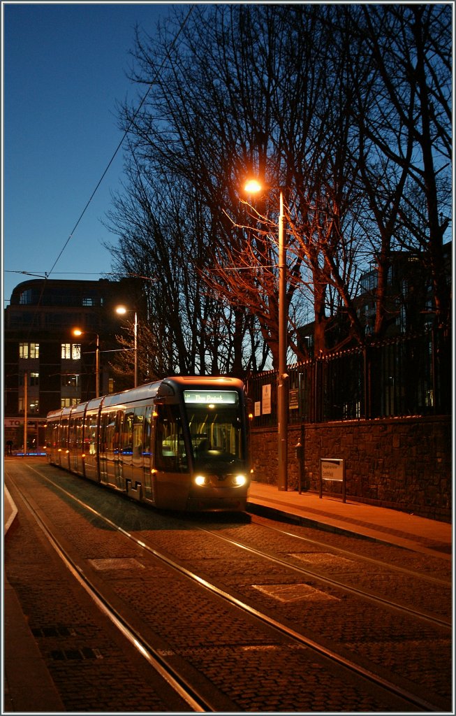 Ein Dulbin LUAS Tram der roten Linie beim Halt in Smithfield.
25. April 2013