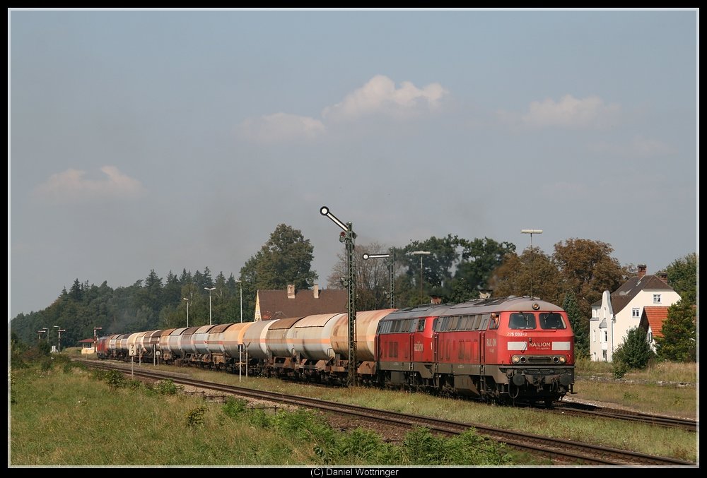 Ein durch 4 225er Traktionierter Gterzug bei der Ausfahrt aus Tssling, 10. September 2009.