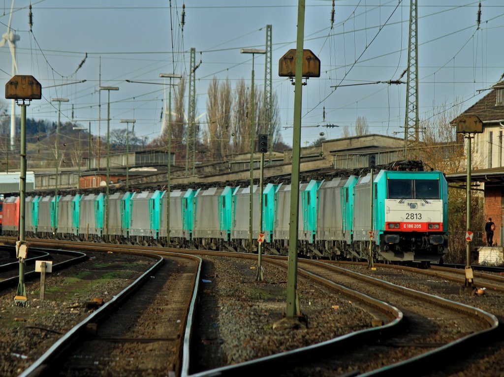 Ein dutzend 186er Cobras stehen am 11.12.2011 in Aachen West.
