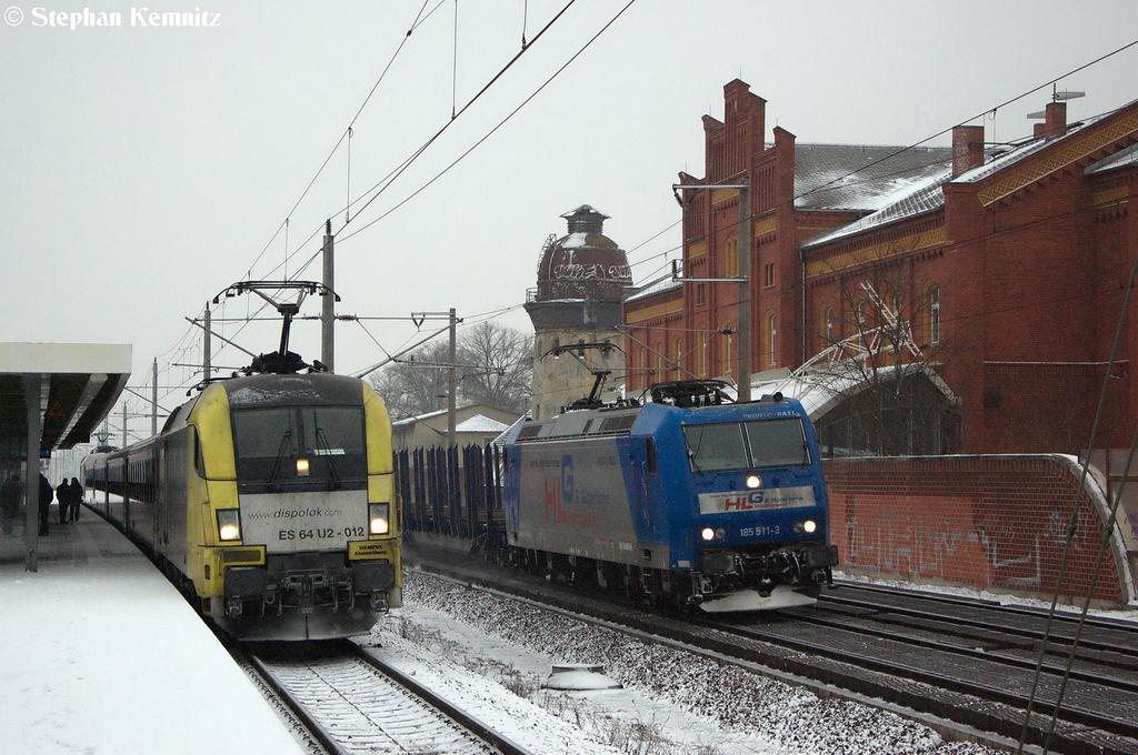 Ein E-Lok treffen zweier privaten Unternehmen in Rathenow. Links ES 64 U2 - 012 (182 512-4) MRCE Dispolok GmbH fr ODEG - Ostdeutsche Eisenbahn GmbH mit dem RE4 (RE 37319) nach Ludwigsfelde. Rechts 185 511-3 Alpha Trains fr HLG - Holzlogistik and Gterbahn GmbH mit einem leeren Holzzug und fuhr in Richtung Wustermark weiter. 22.12.2012