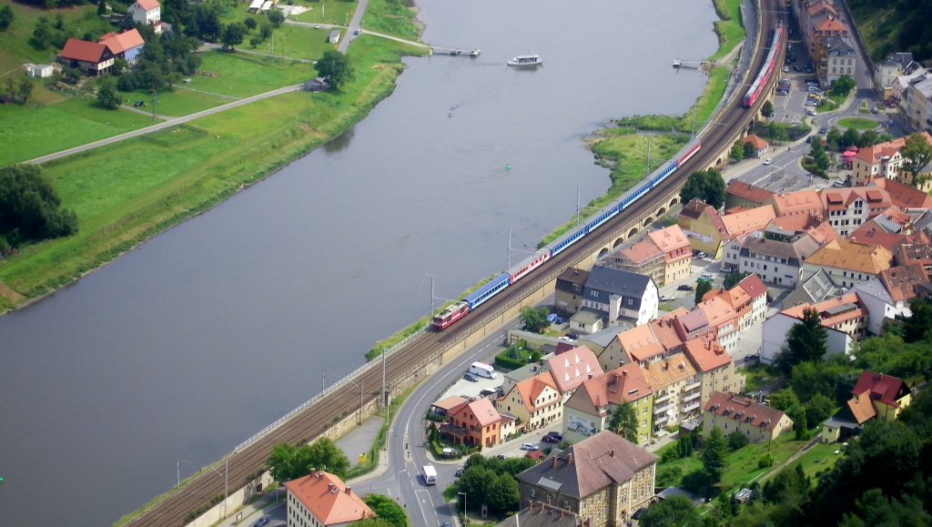 ein EC aus Budapest auf dem Weg Richtung Dresden bei der Durchfahrt in K�nigstein, das Foto habe ich oben von der Festung K�nigstein aus  geschossen . 04.08.2012 