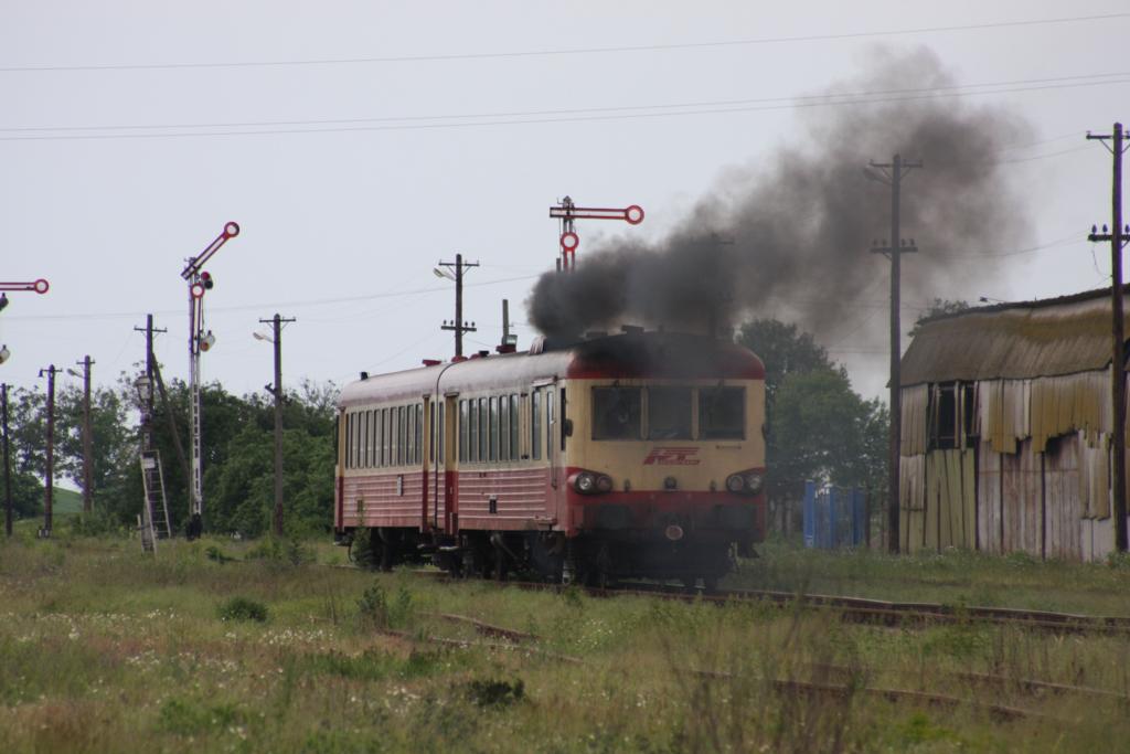 Ein ehemaliger SNCF Triebwagen fhrt am 10.5.2010 mit einer mchtigen Qualmwolke aus
dem Bahnhof Lovrin in Rumnien Richtung Jeremia aus.