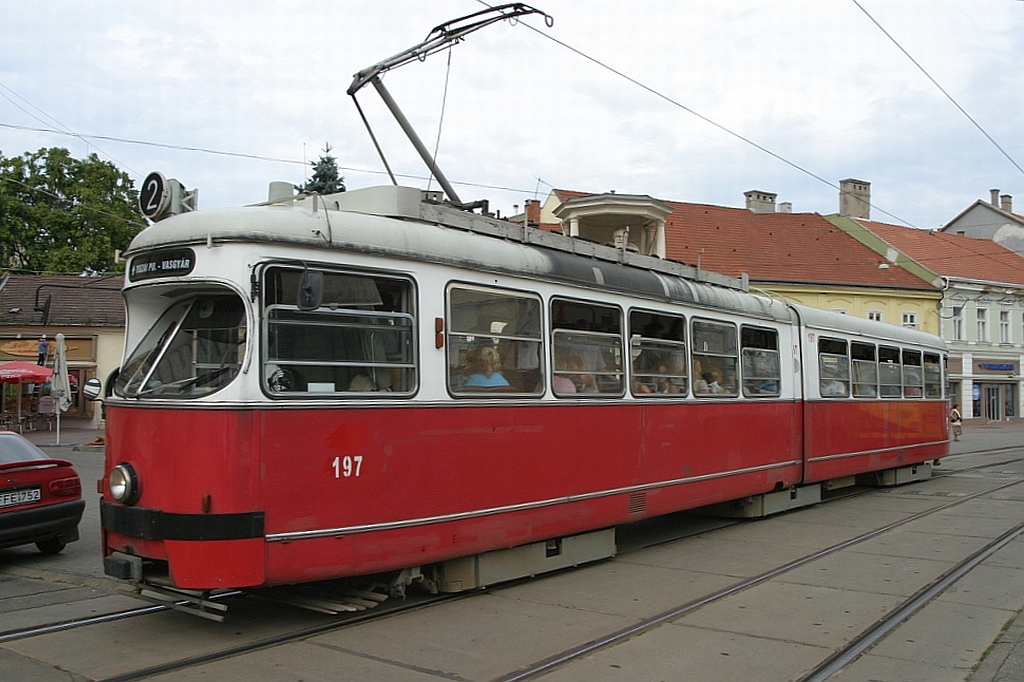 Ein ehemaliger wiener Triebwagen  Type E , nunmehr als 197 bezeichnet, auf Linie 2 der Strassenbahn Miskolc am 03.August 2006 auf dem Varoshaz ter.