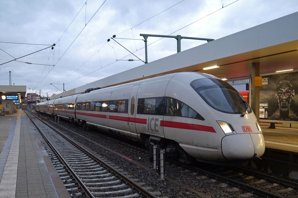 Ein eher seltener Gast in Mannheim: ICE T 415 002-5 fhrt als ICE 1557 nach Dresden. (28.12.2012)