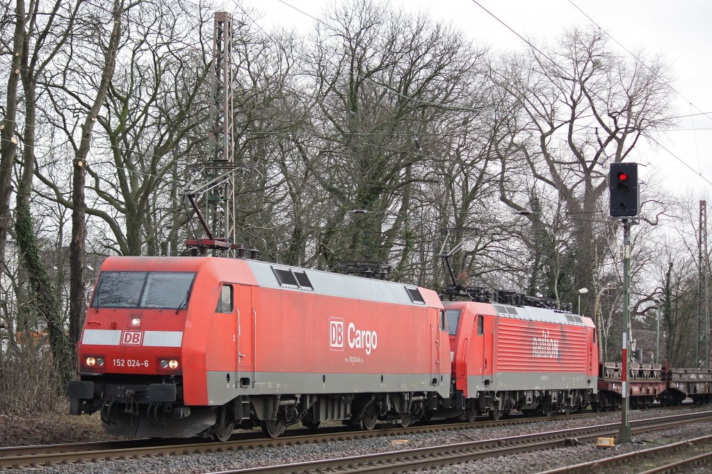 Ein eher seltenes Doppelgespann bestehend aus der 152 024 und der 189 061 fuhr am 9.3.12 durch Ratingen-Lintorf.