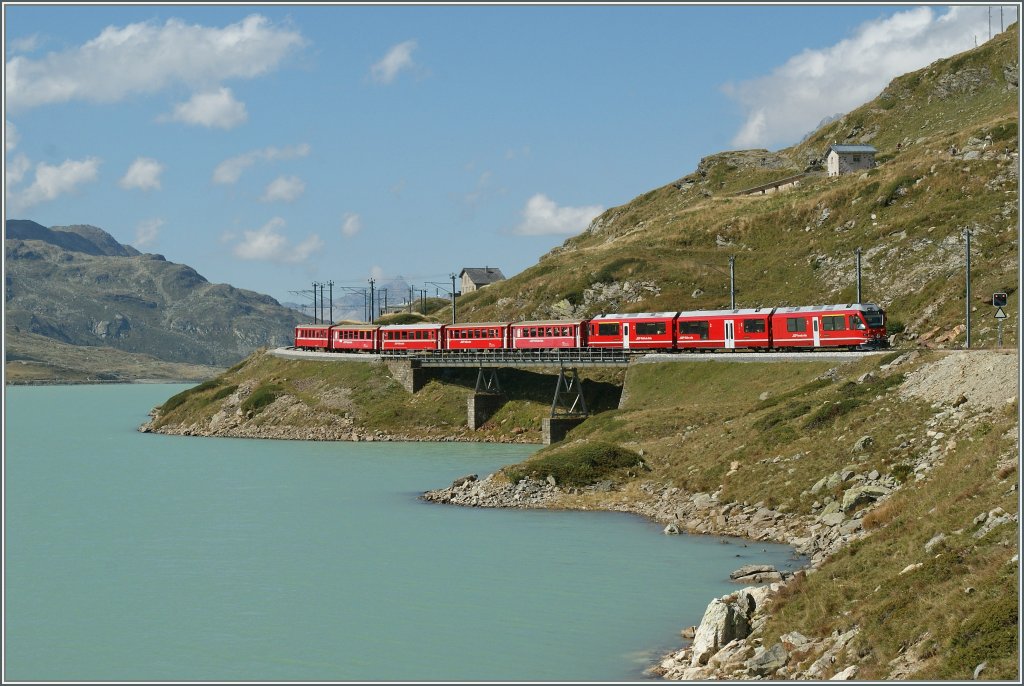 Ein von einem  Allegra  gefhrter Regionalzug beim Lago Bianco.
10. Sept. 2011