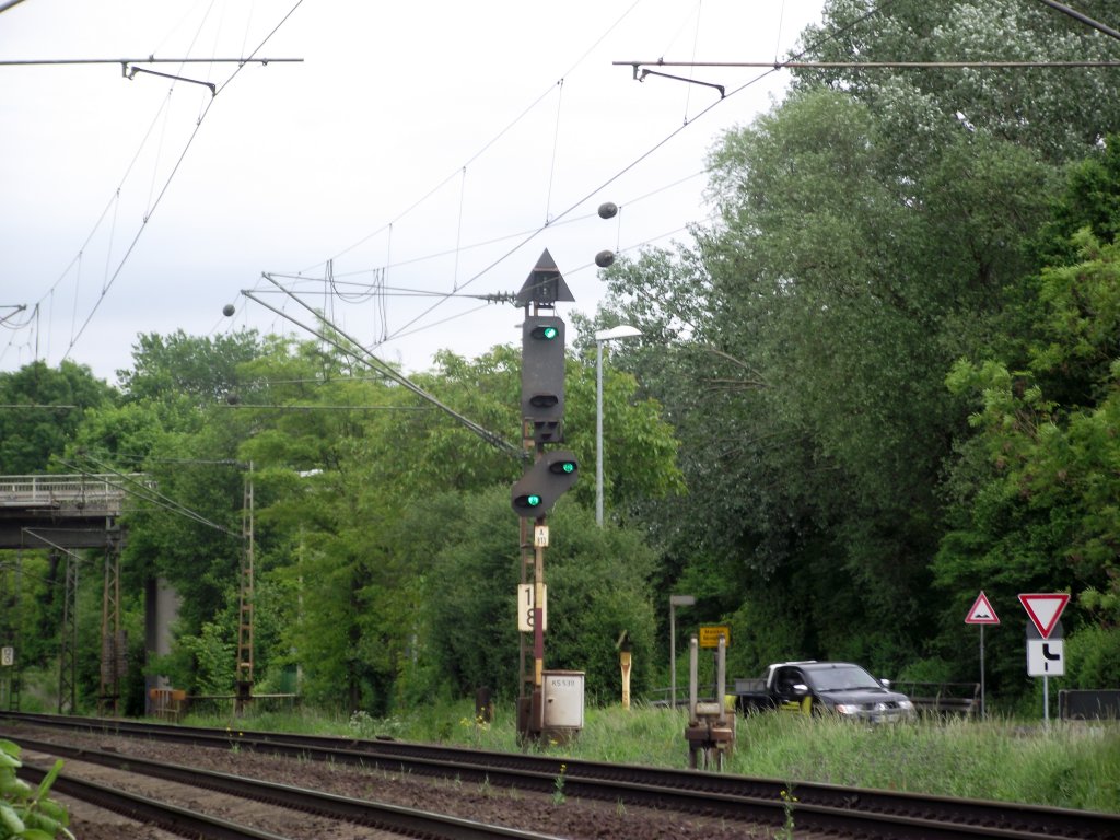 Ein Einfahrtssignal das auf HP1 steht am 27.05.13 bei Maintal Ost 