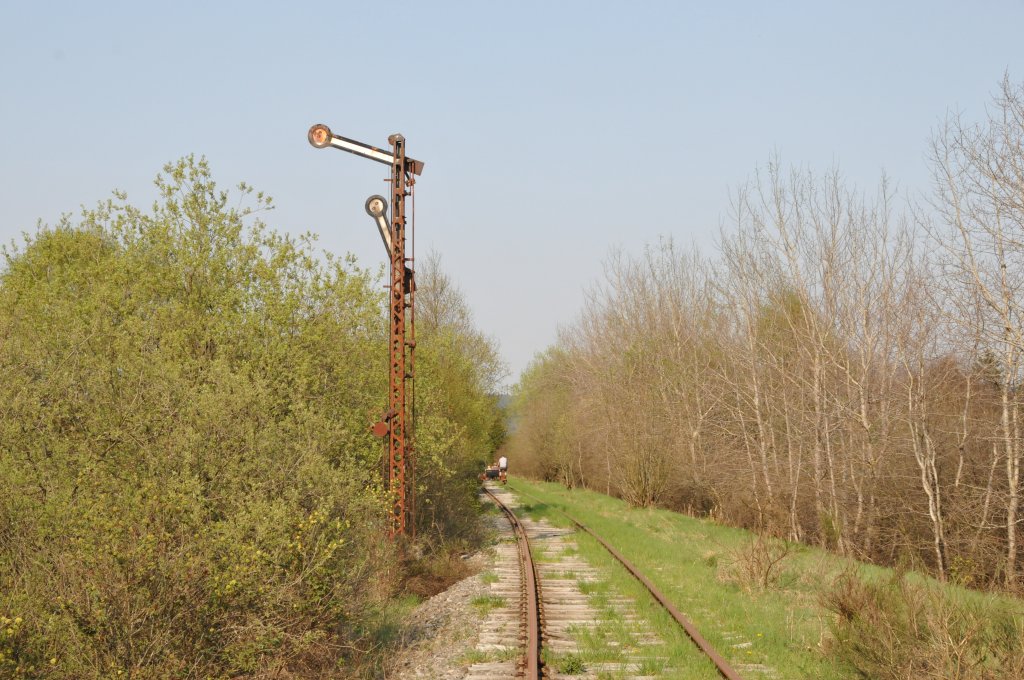 Ein eingerostetes Formsignal kurz vor dem Bahnhof Sourbrodt. Aufgenommen am 24/04/2011.