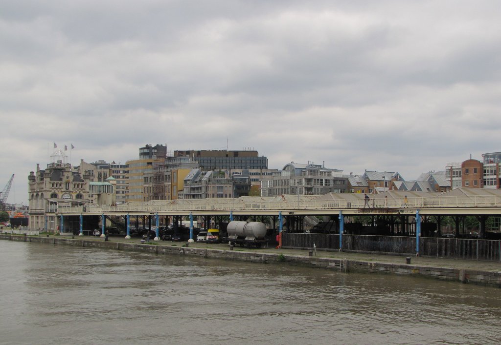 Ein einsamer und zurckgelassener Kesselwagen mit der Bezeichnung  ETAT BELGE 106043P , auf einem gekappten Hafengleis in Antwerpen; 06.05.2012