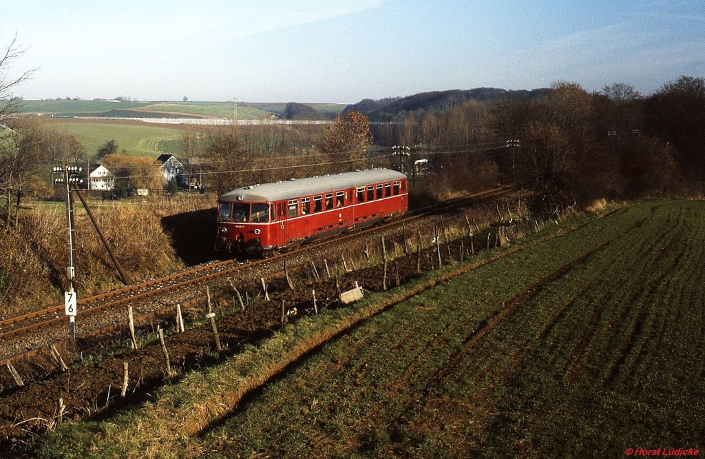 Ein einzelner 515 rollt bei Erkrath Nord um 1985 nach Düsseldorf-Gerresheim hinunter. Heute verkehren hier Talent-Triebwagen der Regiobahn als S-Bahnlinie S 28.