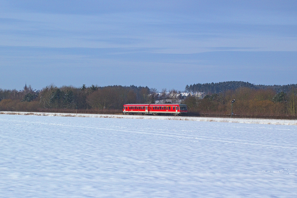 Ein einzelner 628 fhrt die krzere Variante des RE 17 (Hagen-Warburg). Bei Wickede ist er am 26.1.2013 unterwegs