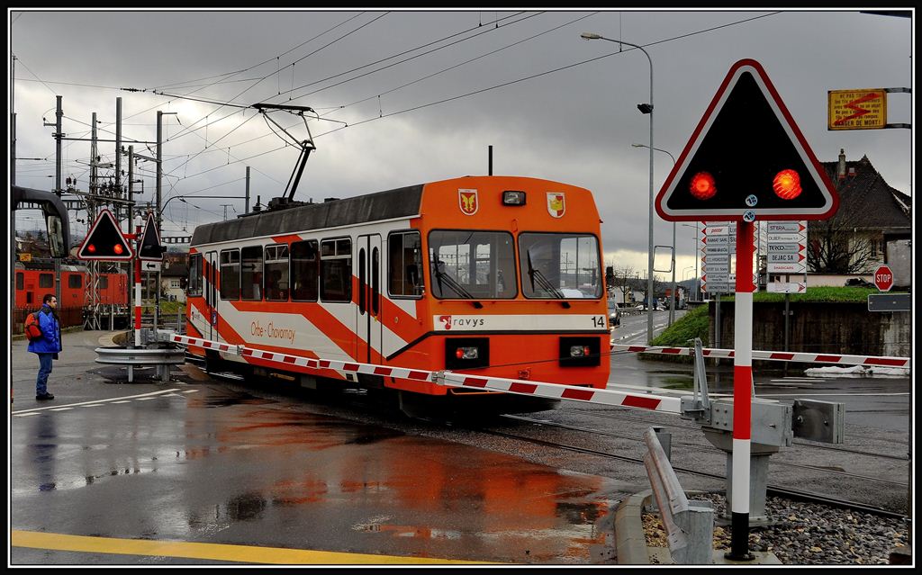 Ein Einzelstck von Stadler ist der Be 2/2 14 der OC (Orbe-Chavornay der Travys Gruppe) Er erreicht hier soeben den kurzen Bahnsteig in Chavornay. (18.12.2012)