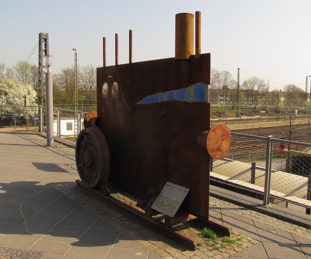 Ein Eisenbahn Denkmal neben dem Bahnhofsgebude in Mainz-Bischofsheim; 29.03.2011