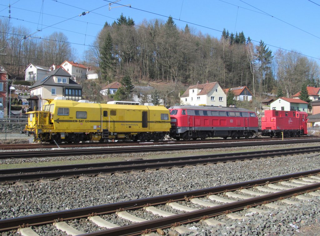 Ein EM-SAT 120, 218 272-3 und ein Schneepflug stehen am 05. Mrz 2013 auf Gleis 6 in Kronach abgestellt.