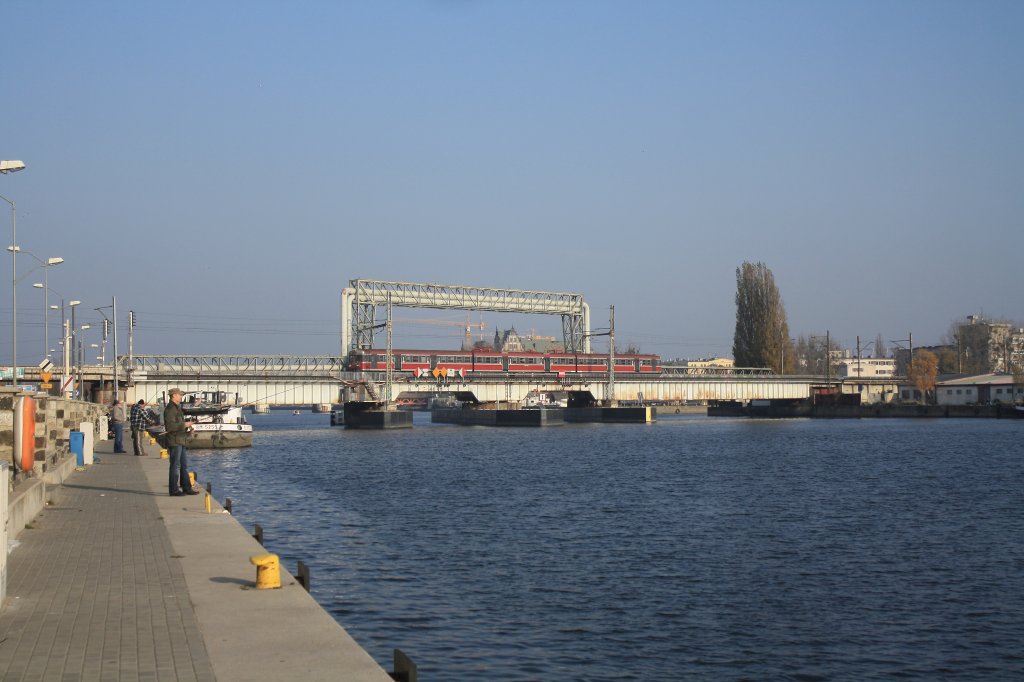 Ein EN 57 der PKP berquert am 05.11.2011 die Oder in Szczecin und erreicht in Krze den Bahnhof Szczecin.