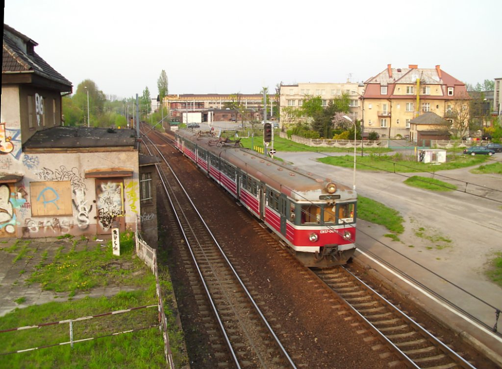 Ein EN57 bei der Ausfahrt aus Katowice-Piotrowice.(27.04.2011)