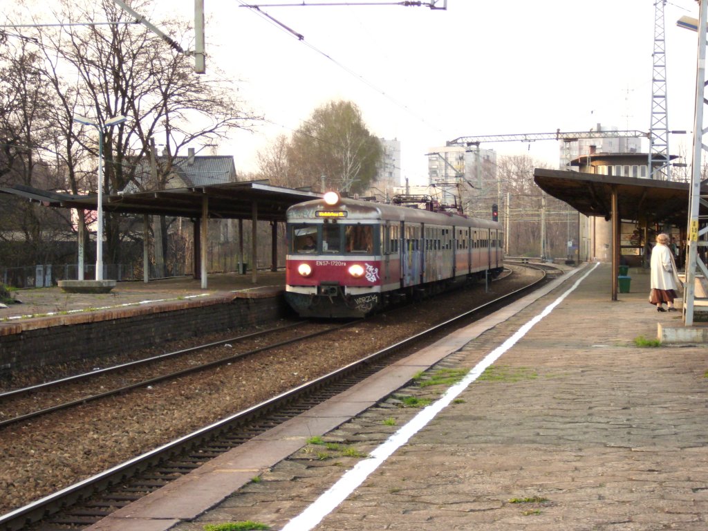 Ein EN57 gerade eingefahren nach Ligota (Katowice)fhrt nach Wodzisław Śląski‎.
