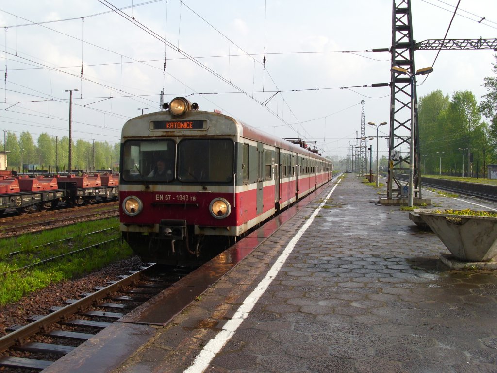Ein EN57 in Katowice-Ligota.(24.04.2011)