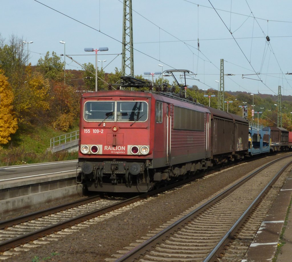 Ein  Energiecontainer  der DB, die 155 109 durcheilt den Bahnhof Brackwede am 29.10.2010. Erbauer ist die Firma LEW unter der Fab.-Nr.: 16455 im Jahr 1979