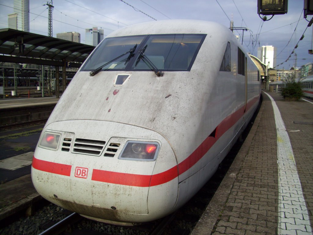 Ein Ersatz ICE 1 fr den IC 2025 nach Hamburg von Frankfurt(Main). Dieser ICE musste von Darmstadt bereit gestellt werden daher auch die 20 min Versptung bei der Abfahrt richtung Flughafen.