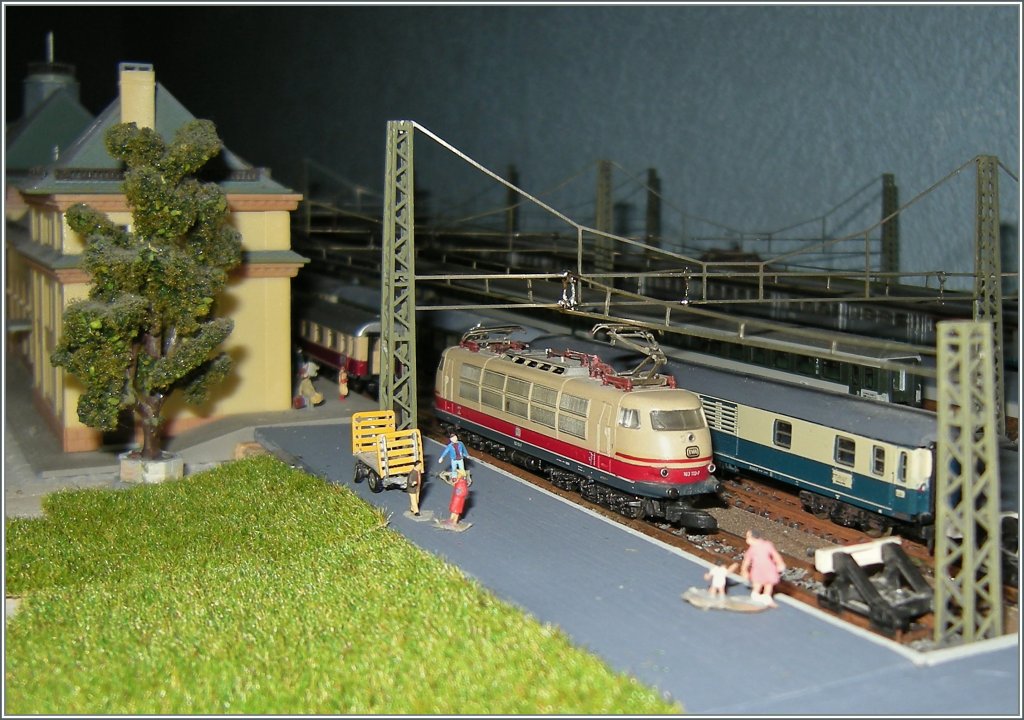 Ein erstes Bild vom neuen Hauptbahnhof auf meiner Z-Anlage. 
Die 103 113-7 hat ihren IC hierher gebracht und wird nun abgelst.
26. April 2012