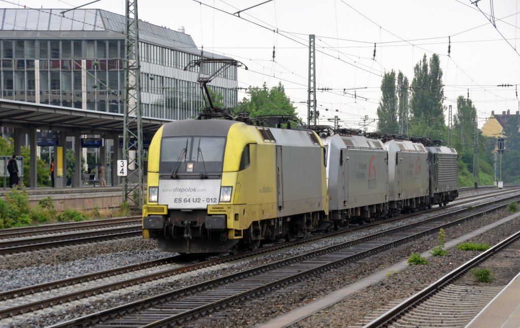 Ein von ES 64 U2 - 012 gefhrter Lokzug fuhr am 03.07.12 am Mnchner Heimeranplatz vorbei Richtung Laim.