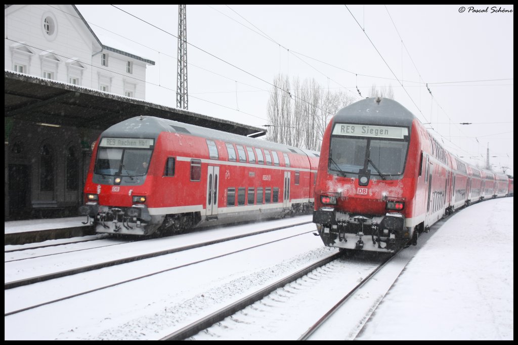 Ein in Eschweiler kein allzu ungewhnlicher Anblick, das Treffen zweier RE9 Parks die zwischen Aachen und Siegen pendeln. Schub bzw. Zugbloks unbekannt.
14.02.10 15:26