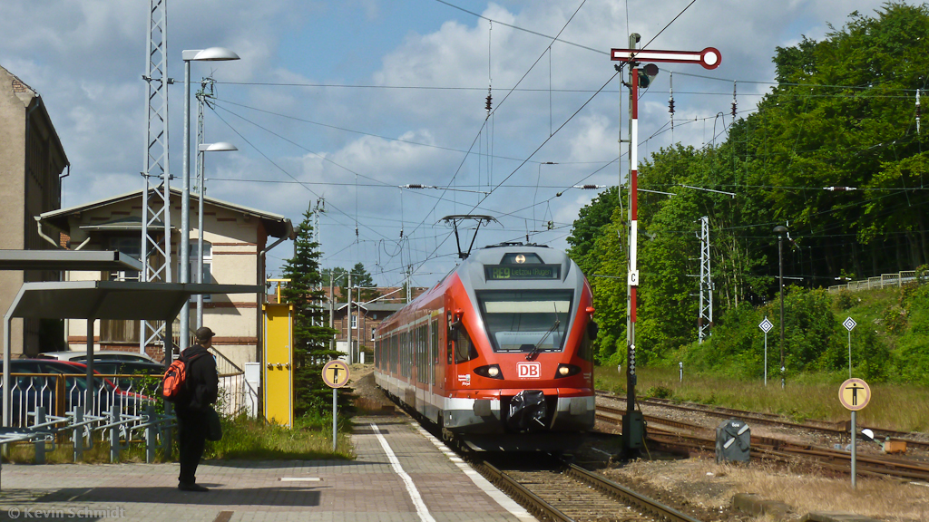 Ein ET 429 erreicht den Bahnhof Sassnitz auf Gleis 1. Nach wenigen Minuten Wendezeit verlässt er den Bahnhof wieder als RE nach Lietzow. (23.06.2012)