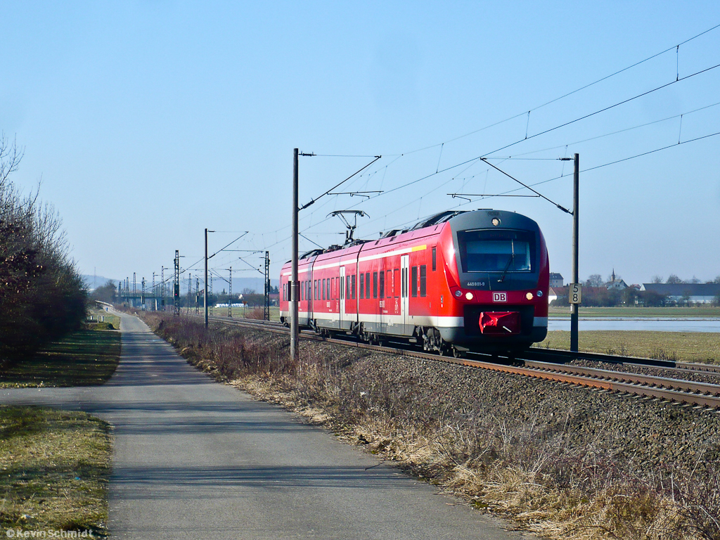 Ein ET 440 erreicht nach seiner kurzen Fahrt als RB von Haßfurt nach Bamberg in Kürze seinen Endbahnhof. Gerade hat er den Bahnhof Oberhaid verlassen und passiert nun das örtliche Umspannwerk. (29.01.2011)
